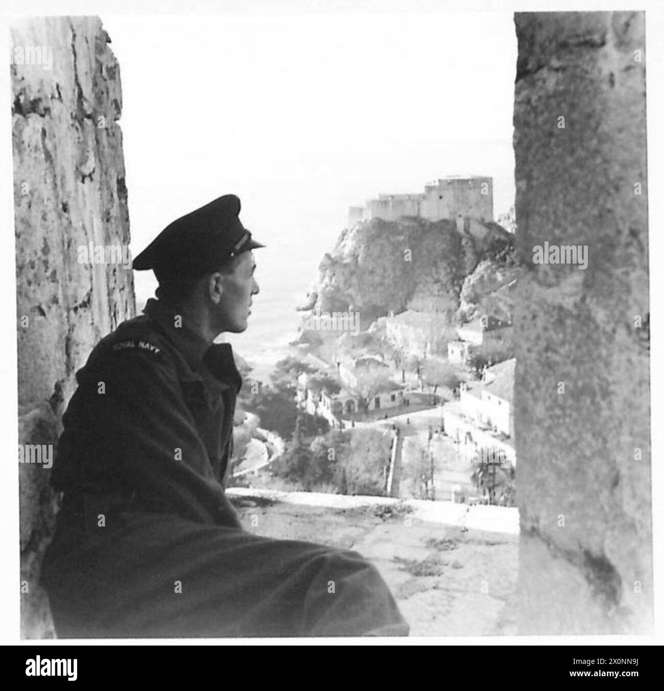 Der Blick von einem Turm zeigt eine Festung an der Küste nördlich der Stadt, die strategische Positionen und die Küstenverteidigung in Jugoslawien veranschaulicht. Stockfoto