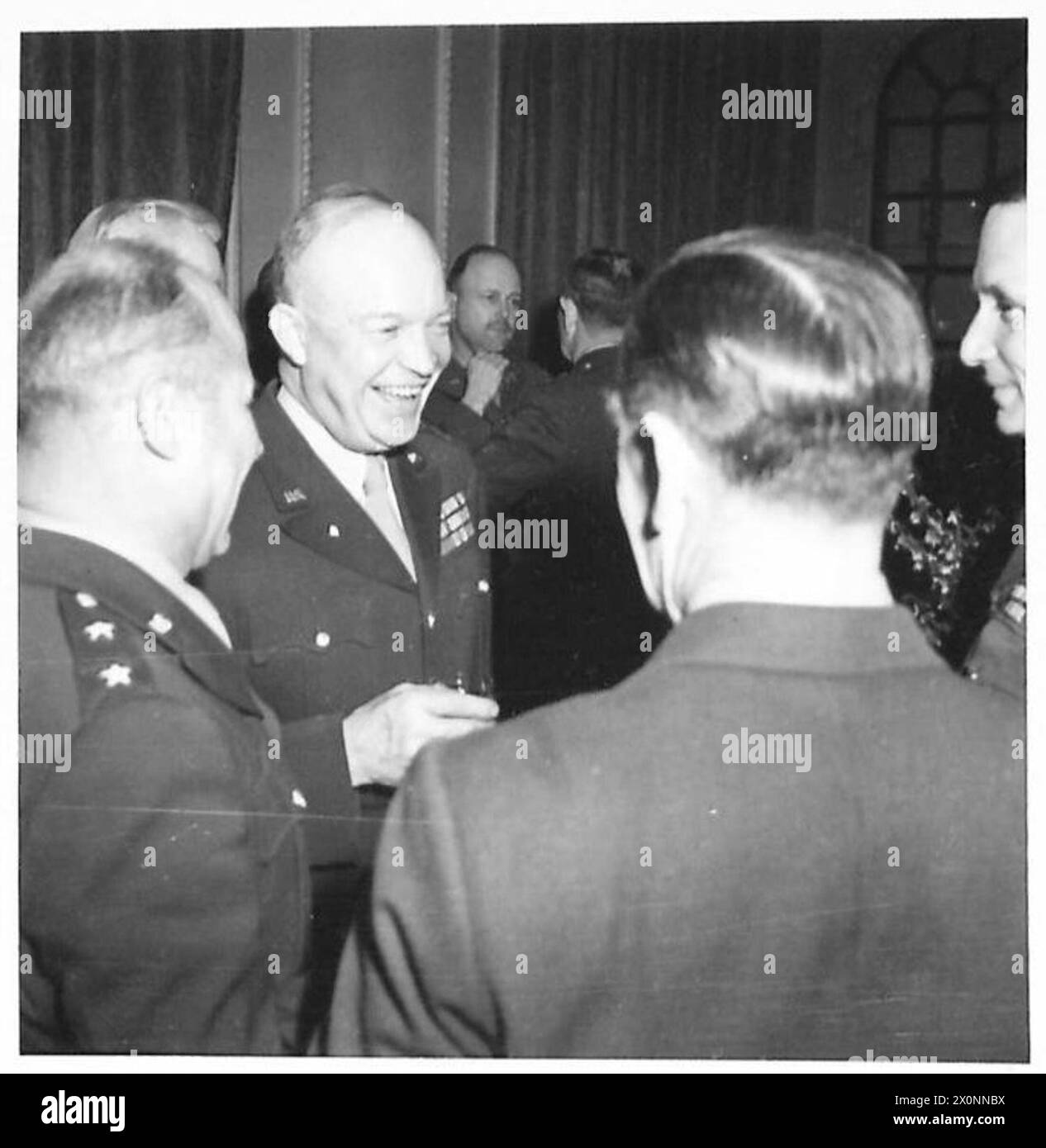 DINNER DER ANGLOAMERIKANISCHEN Zusammenarbeit - von links nach rechts - General Dwight D.Eisenhower spricht mit einer Gruppe von Offizieren Air Chief Marshall Sir Arthur Tedder. Fotografisches negativ, britische Armee Stockfoto