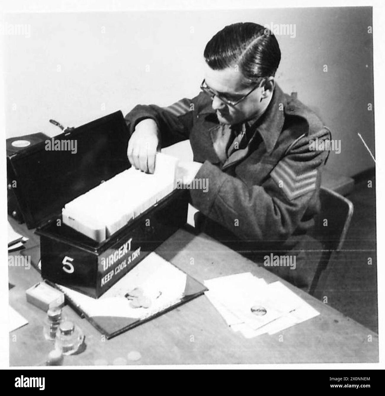 Aufzeichnungen von „Stimmen der Streitkräfte“ werden in speziellen Containern für den Versand nach Großbritannien verpackt. Fotografisches negativ der britischen Armee. Stockfoto