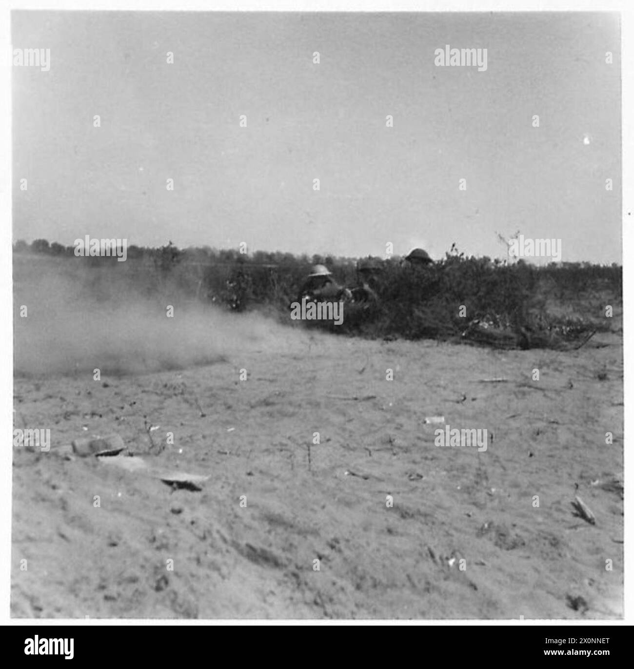 FÜNFTE ARMEE : AKTION AUF DEM BRÜCKENKOPF - PTE. Copp von Gear's Cottage, Castle Cannock, Carlisle, auf ein Vickers Maschinengewehr, das aus der Deckung feuert. Fotografisches negativ, britische Armee Stockfoto