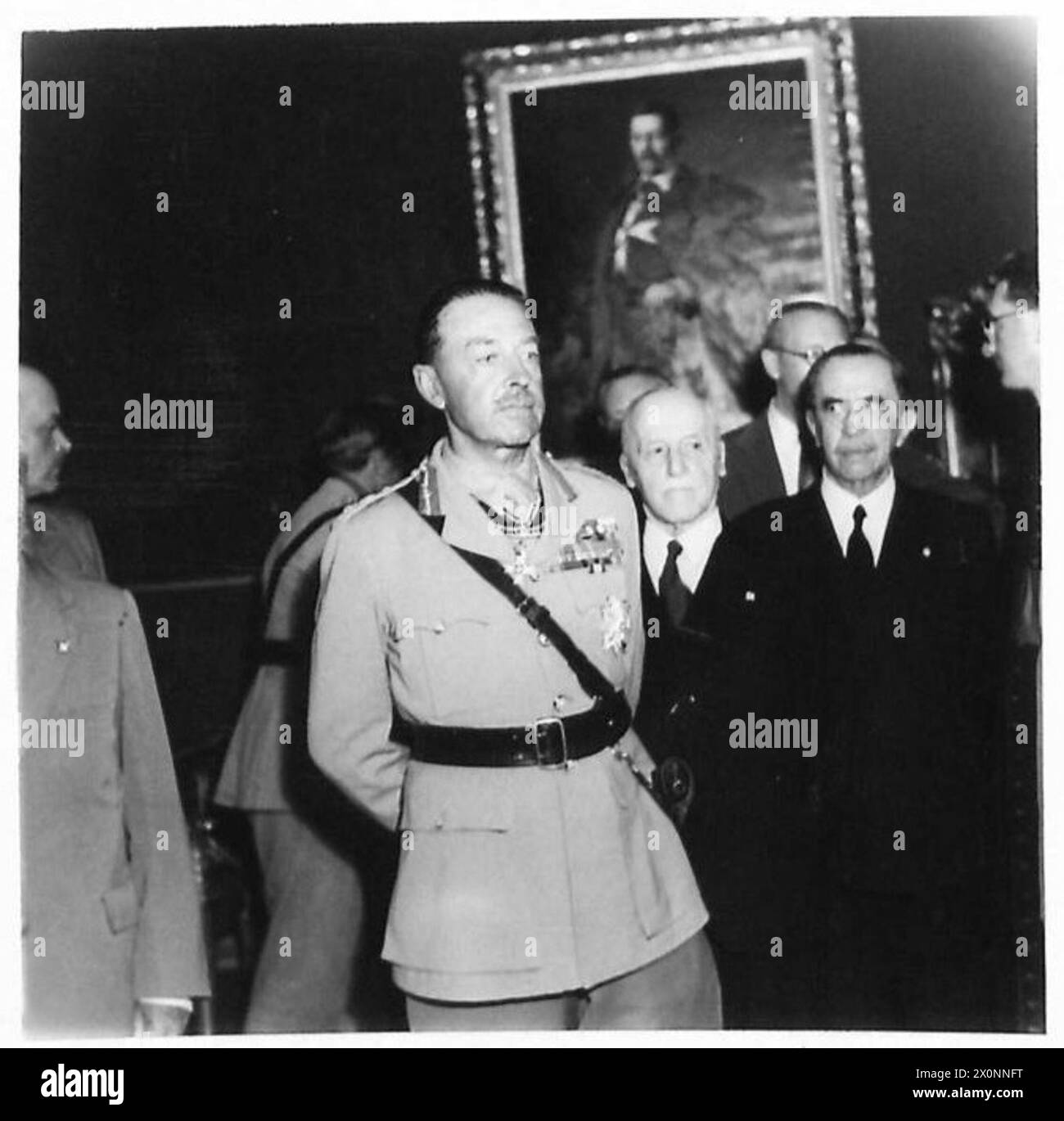 Feldmarschall Sir Harold Alexander trägt das große Verdienstkreuz des Malteserordens während einer offiziellen Anerkennung durch die Malteserritter. Stockfoto