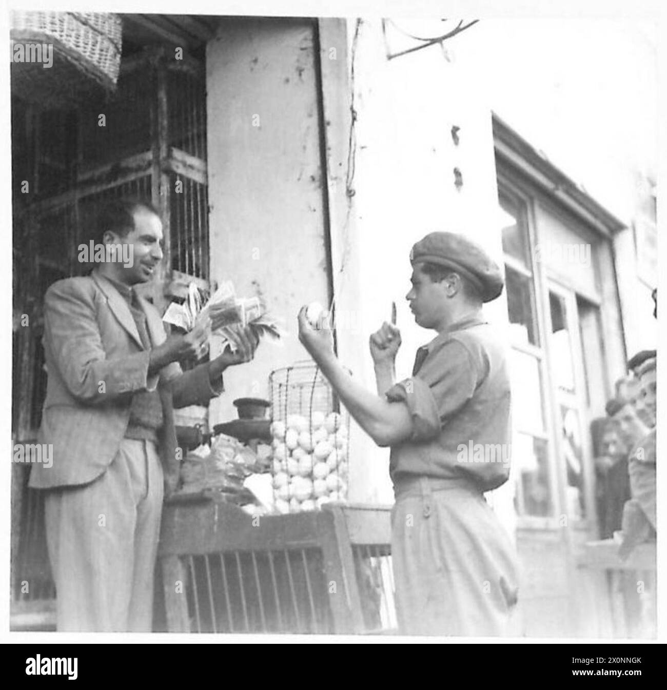 Britische Soldaten der 8. Armee in Italien stoßen bei Operationen auf hohe Lebensmittelpreise, was an einem Beispiel von 500.000.000 Lire für ein Ei veranschaulicht wird. Stockfoto