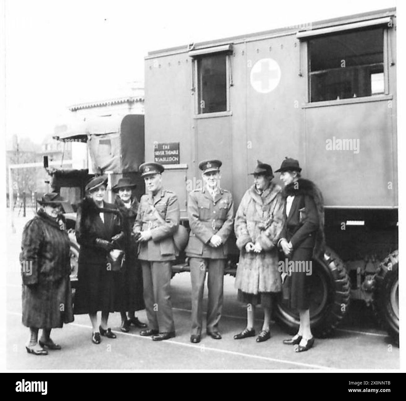 Ein GESCHENK AN DIE R.A.M.C. - Miss Hope-Clarke, OBE mit (rechts) Lieut.General Sir William P. MacArthur (Generaldirektor der medizinischen Dienste der Armee) und Major General H.M.J. Perry (Direktor der Pathologie). Fotografisches negativ, britische Armee Stockfoto