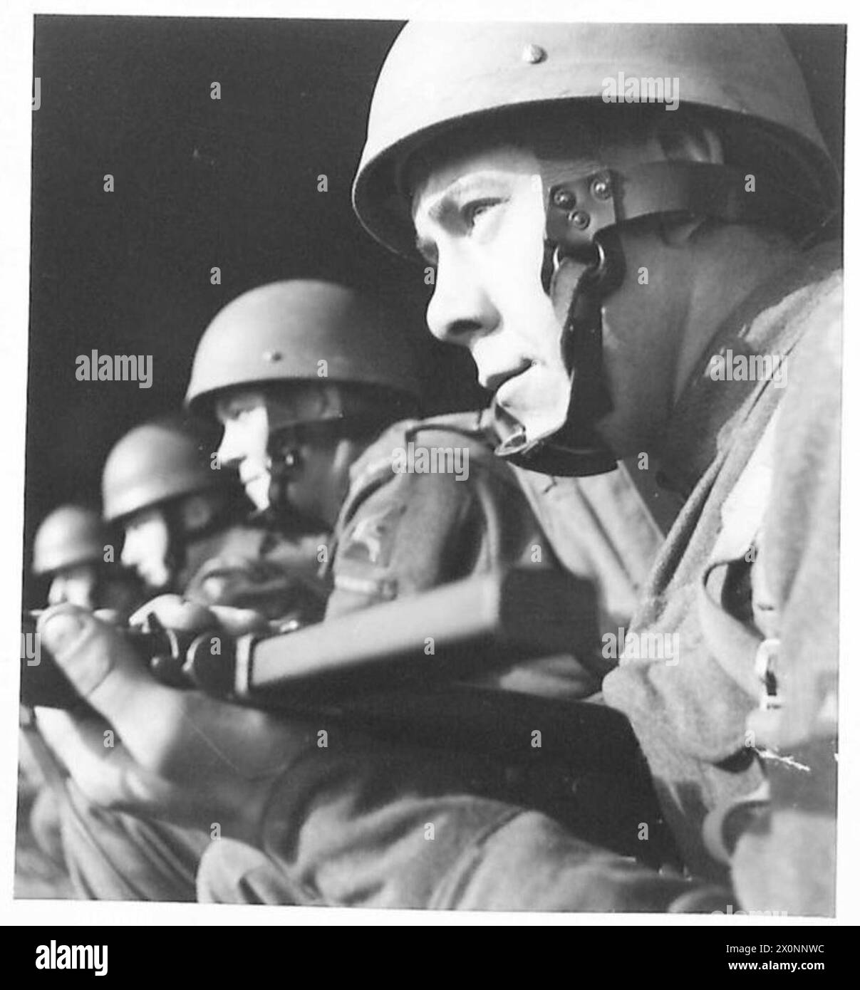 Foto von Mitgliedern der Segelflugbesatzung während der Übungen mit körperlich fit geführtem Personal, das die größere Gruppe militärischer Segelflugzeugführer repräsentiert. Stockfoto