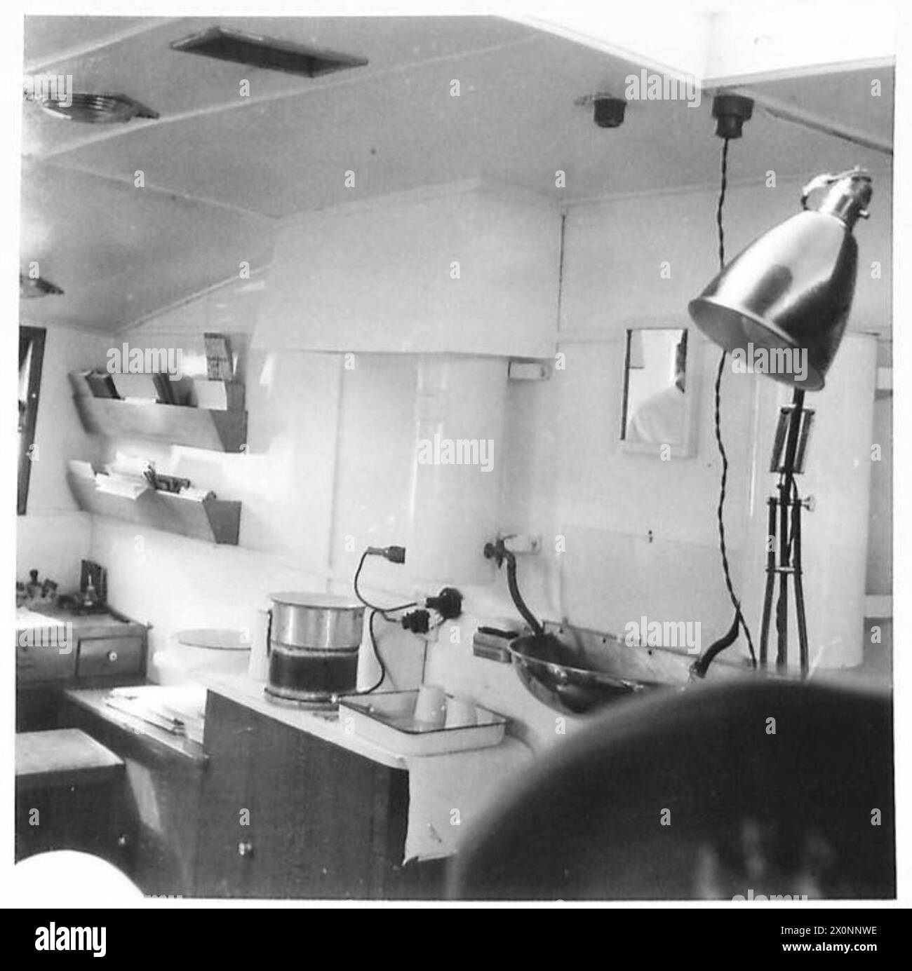 Foto, das das Innere eines mobilen Transporters für Zahnarzteinheiten mit Vorkehrungen zum Waschen und Sterilisieren von Instrumenten zeigt, was die medizinische Unterstützung der britischen Armee vor Ort hervorhebt. Stockfoto