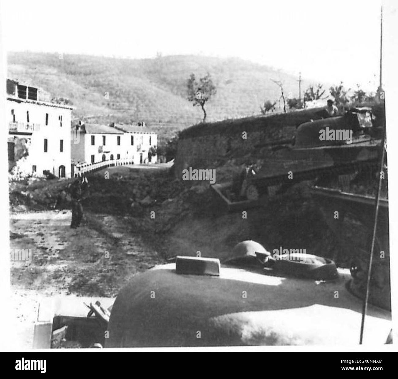 16/15 Panzerpanzer der 8. Armee dringen in Arezzo ein, während die verbliebenen Zivilisten winken, während die Rüstung gegen den Feind vorrückt. Stockfoto