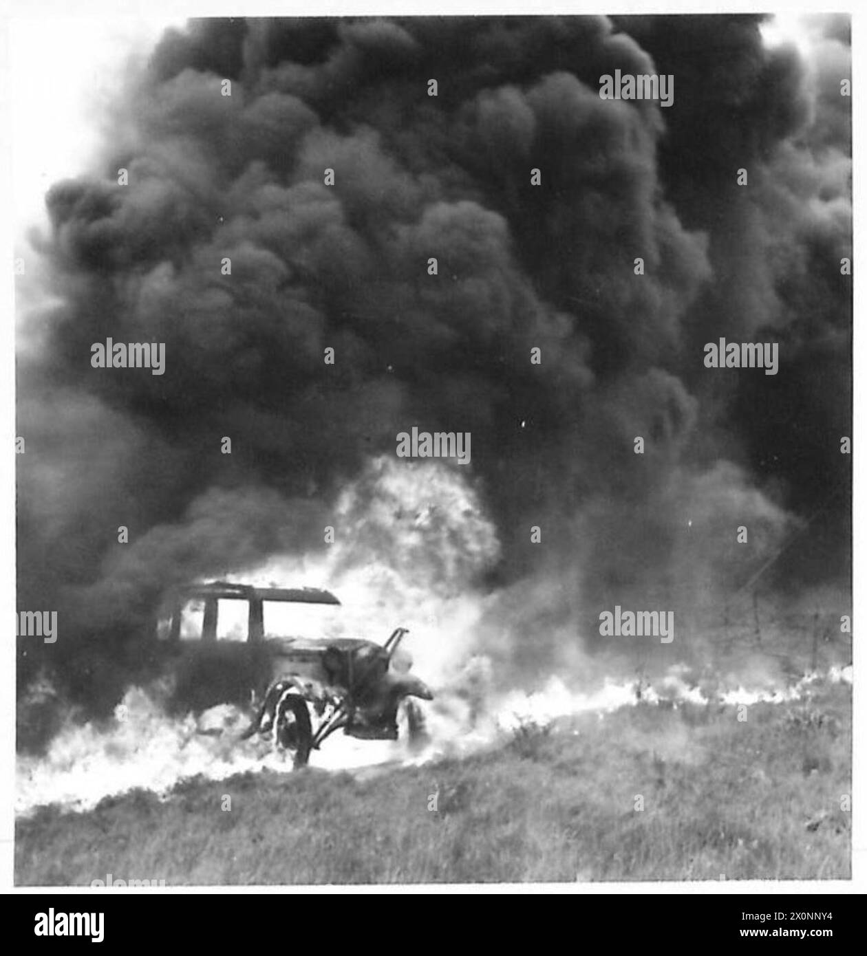 Eine Demonstration von vier Flammen, die alte Autos zerstören, die gegnerische Panzer repräsentieren. Stockfoto