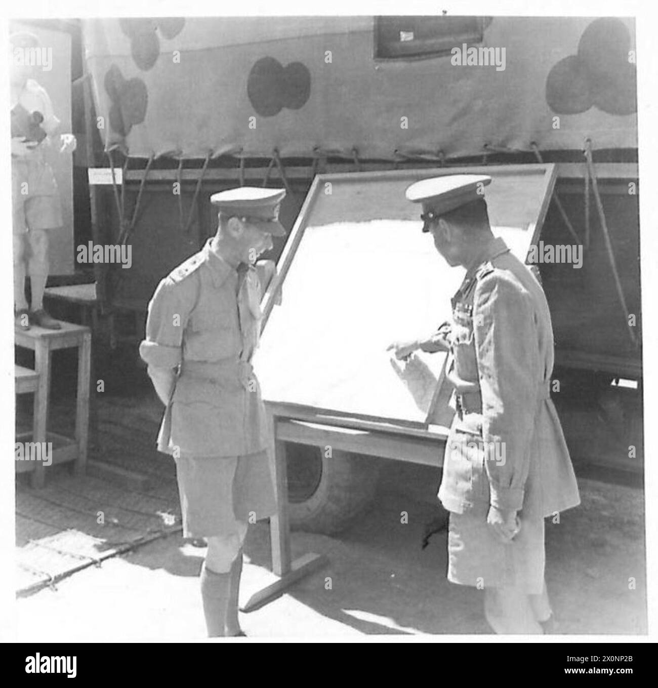 Seine Majestät der König und General Alexander berichten im Kartenraum des Advanced Headquarters, AAI, über die Kampfsituation in Italien. Fotografisches negativ der britischen Armee. Stockfoto