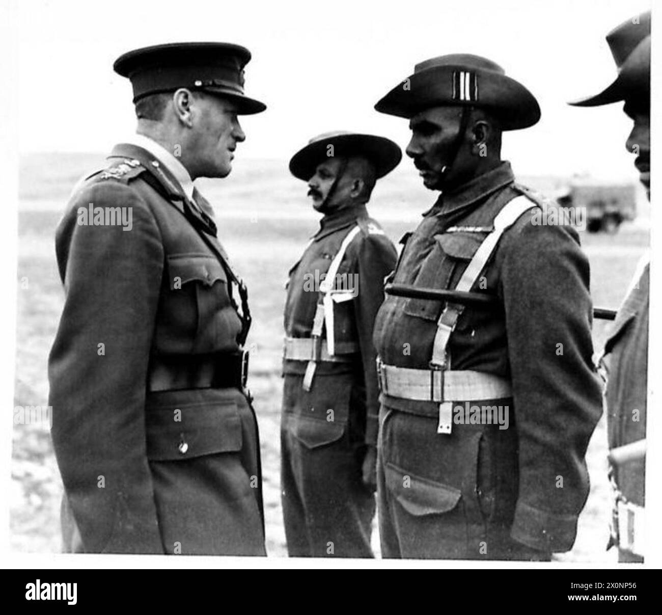 Die C-in-C inspiziert und spricht mit Offizieren des Royal Indian Army Service Corps bei Erbil während einer Tour durch die 10. Armee. Stockfoto