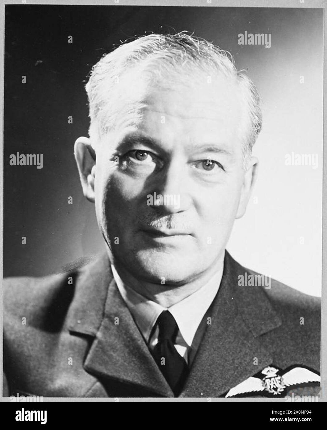 Group Captain F.C.V. Laws, O.B.E., leitender Offizier der Royal Air Force, gezeigt auf einem offiziellen Foto von 1944. Stockfoto