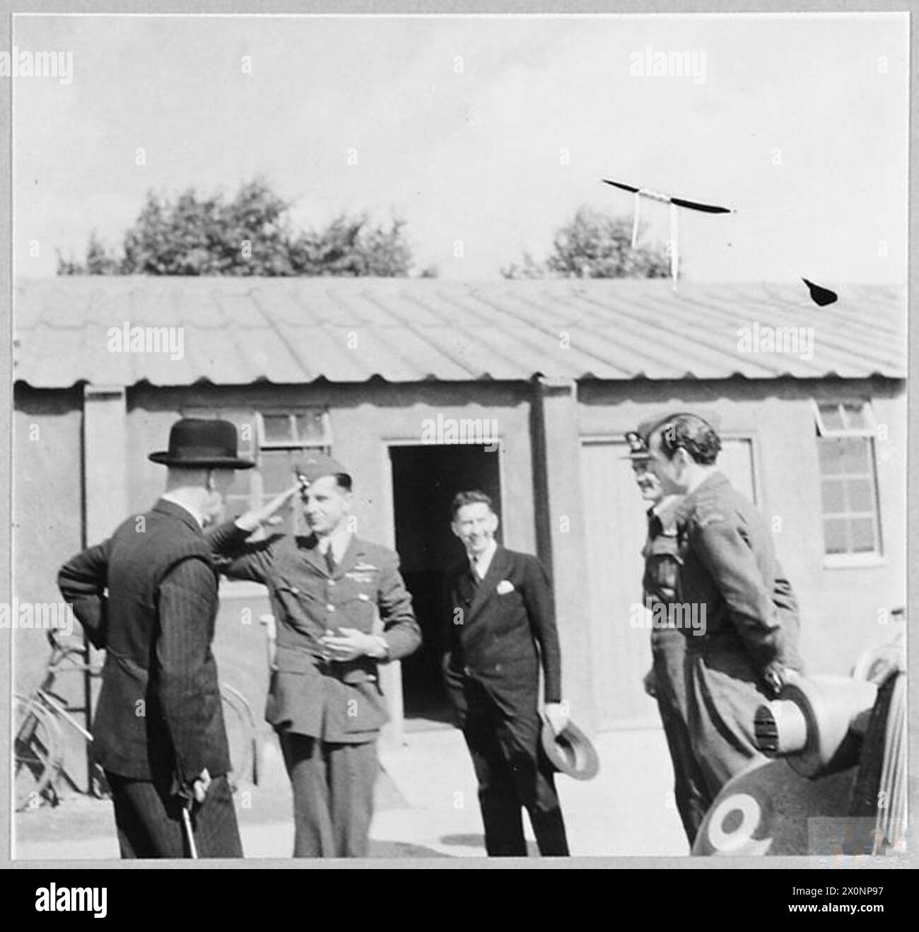 Der Hochkommissar für Rhodesien wird während eines Besuchs bei den Rhodesischen RAF-Geschwadern vom Gruppenkapitän begrüßt. Stockfoto