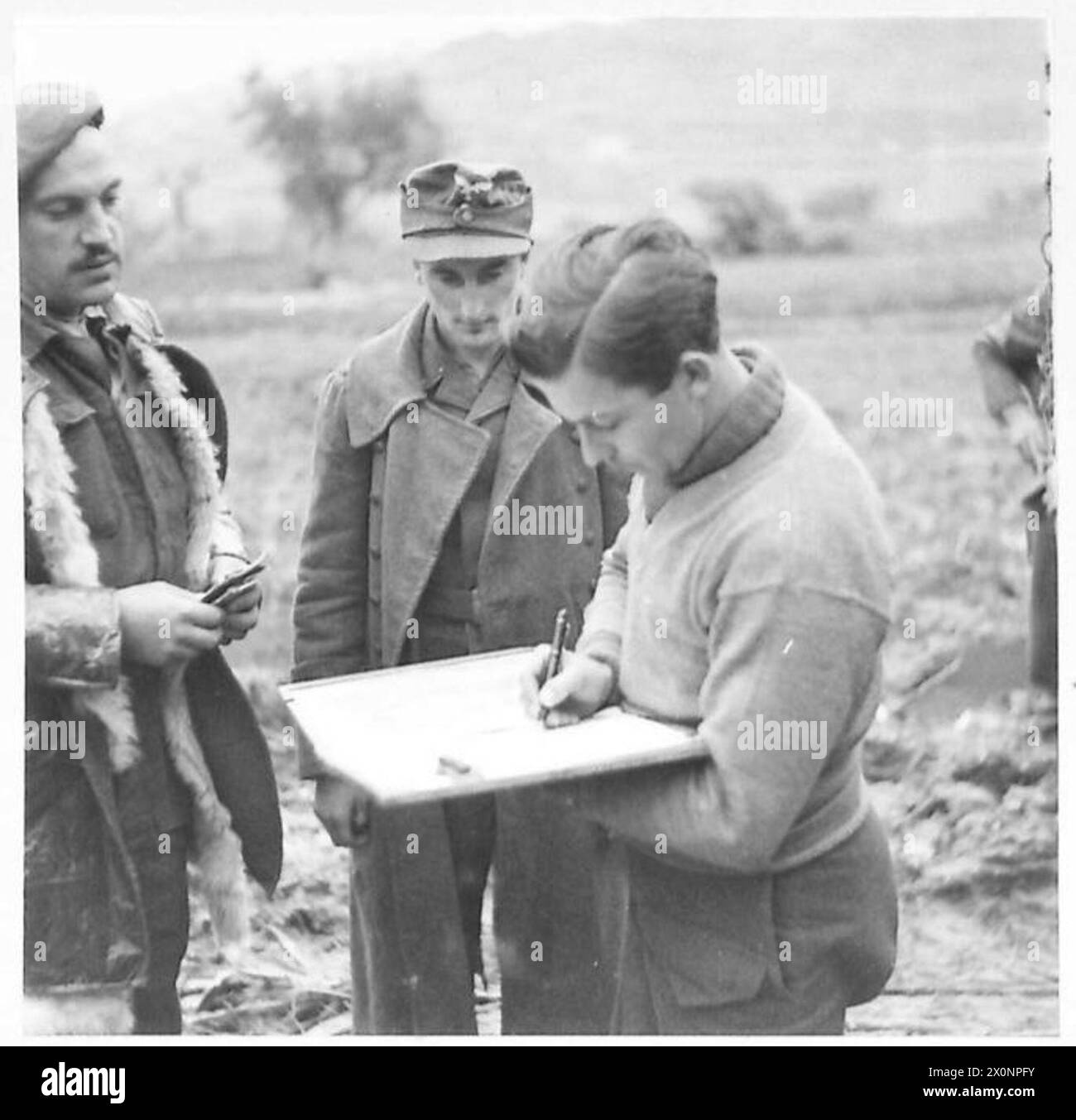 ITALIEN: ACHTE ARMEE: KANADIER NÄHERN SICH ORTONA, Einem deutschen Gefangenen der 2 Batt. Das 3. Fallschirmjäger-Regiment wird von Captain K. Cottam verhört. Fotografisches negativ, britische Armee Stockfoto