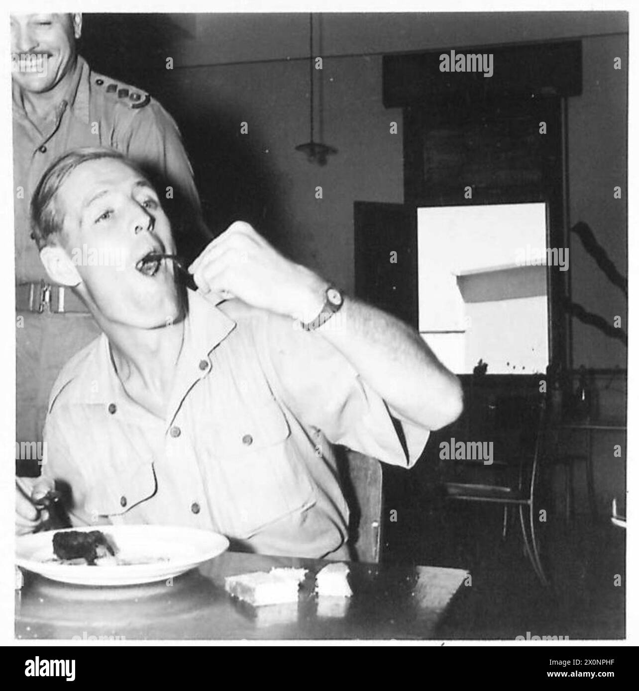 Britische NCOs haben ihre erste Mahlzeit, nachdem sie in Syrien angekommen sind, und scheinen zusammen an einem Tisch zu essen. Fotografisches negativ, britische Armee. Stockfoto