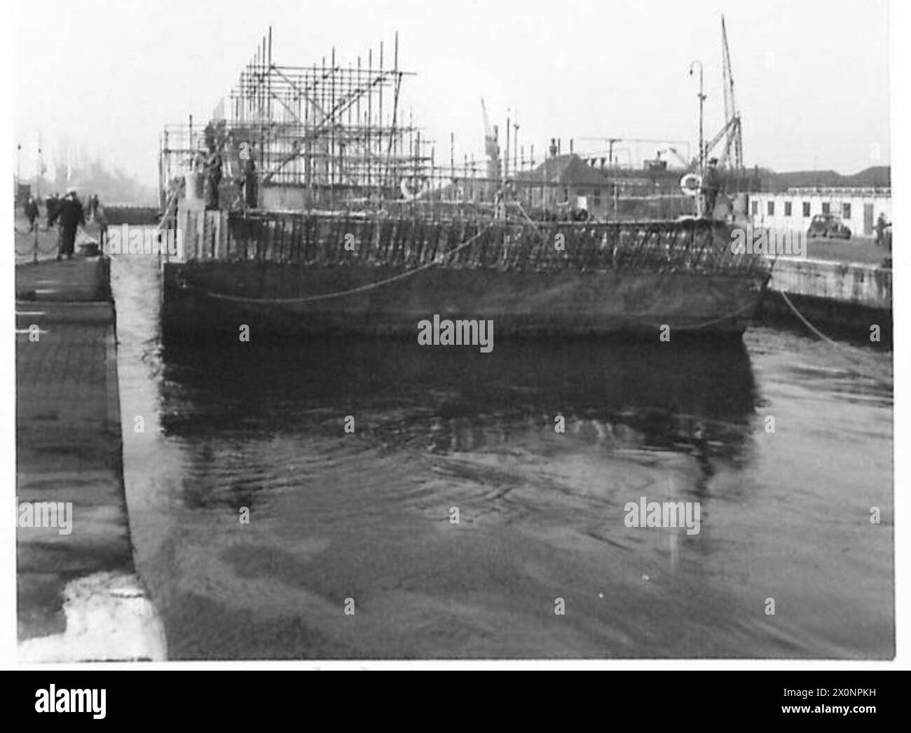 Nach dem Start wird eine Betonkonstruktion in das West India Dock gezogen. Fotografiert von der britischen Armee. Stockfoto