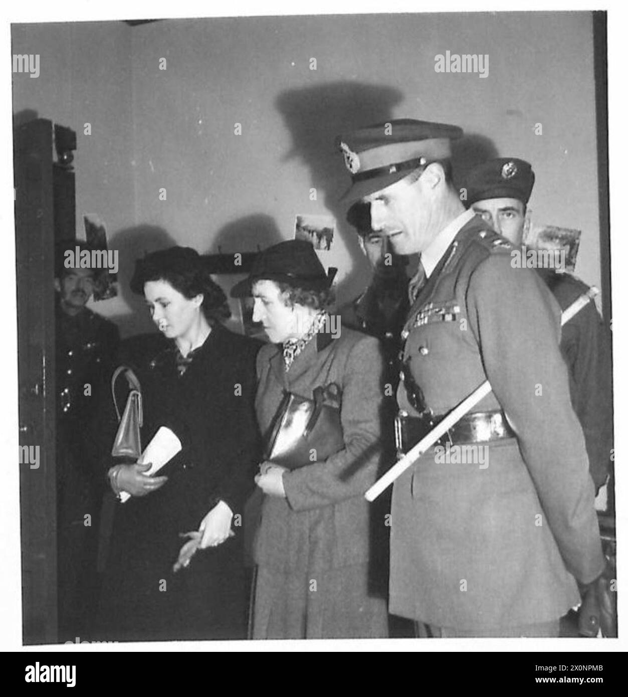 Generalleutnant Crocker inspiziert das neue Army Cadet Force Centre im South-Western District während seiner Eröffnungszeremonie. Stockfoto
