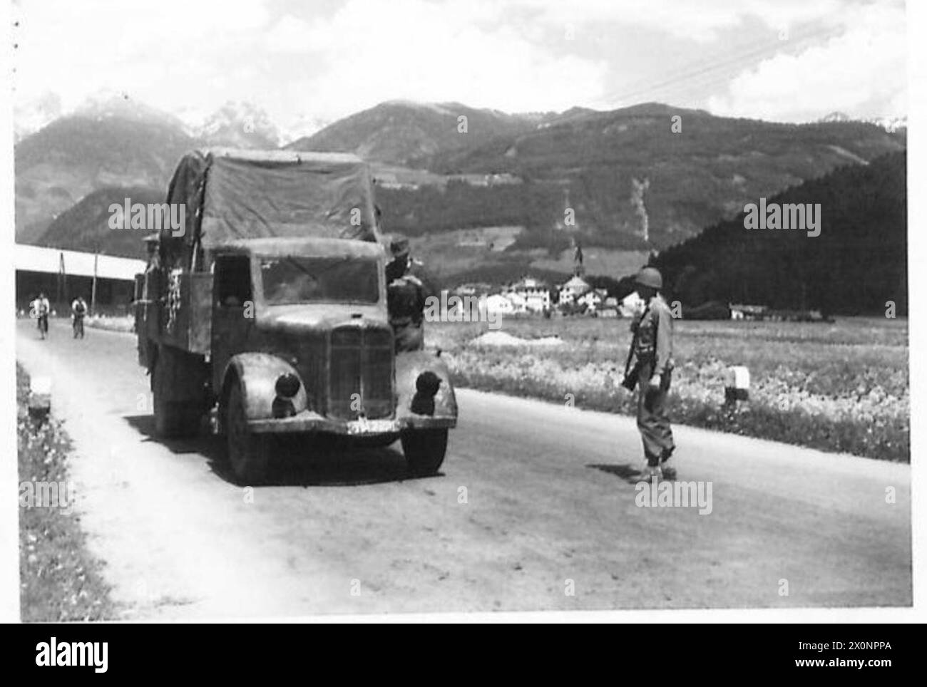 Ein deutscher Soldat stoppt einen LKW während der Zusammenführung deutscher Truppen in Norditalien. Stockfoto
