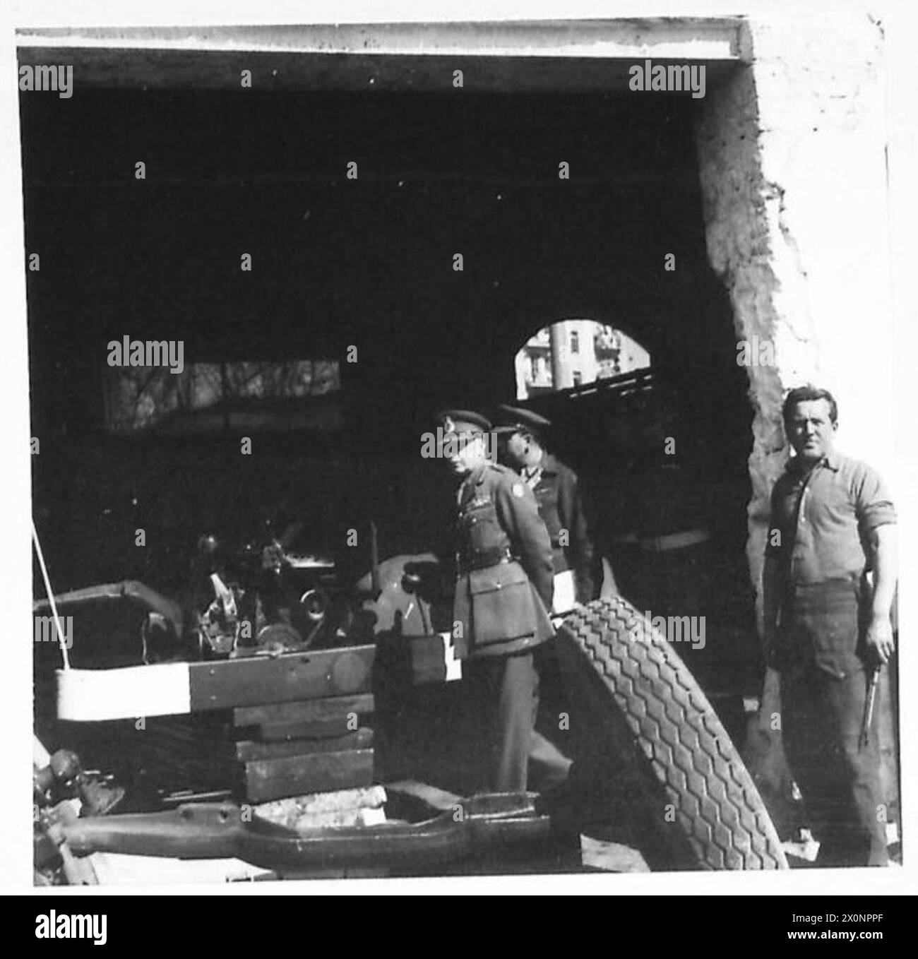 Lieut. General Sir W. D. Morgan besucht eine Werkstatt der Deutschen General Transport Company in der Gegend von Neapel. Fotografisches negativ, britische Armee. Stockfoto