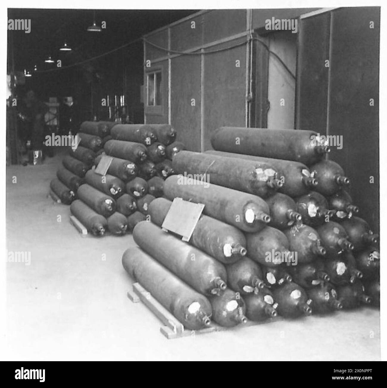 Sauerstoffflaschen werden in einem Versorgungsreserve-Depot für Operationen der British Army gelagert. Fotografisches negativ, britische Armee. Stockfoto Sauerstoffflaschen werden in einem Versorgungsreserve-Depot für Operationen der British Army gelagert. Fotografisches negativ, britische Armee. Stockfoto
