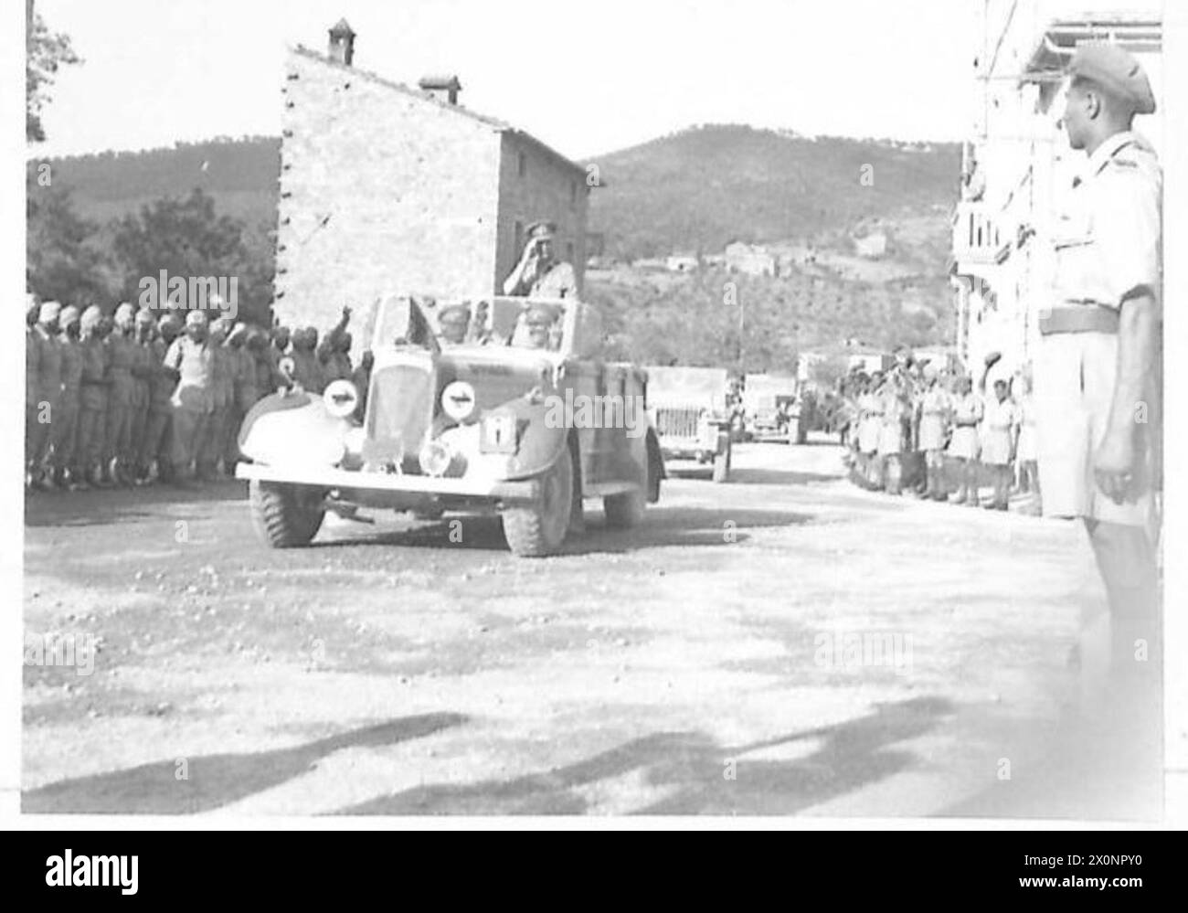 Der König begrüßt Truppen der 4. Indianerdivision im 12. Korps-Hauptquartier der 8. Armee bei Ankunft im Palazzo Del Pero. Stockfoto