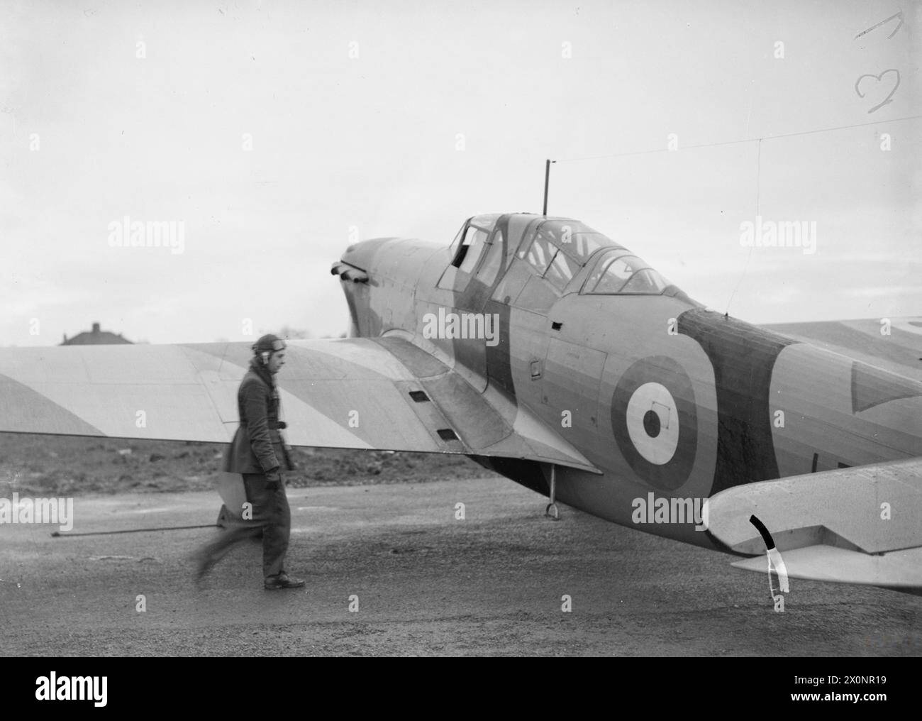 BRITISCHE STREITKRÄFTE IN NORDIRLAND, 1920–1980: Ein Pilot, der zu seinem Hawker Henley-Leichtbomber bei der RAF Aldergrove, Northern Ireland Royal Air Force, unterwegs ist Stockfoto