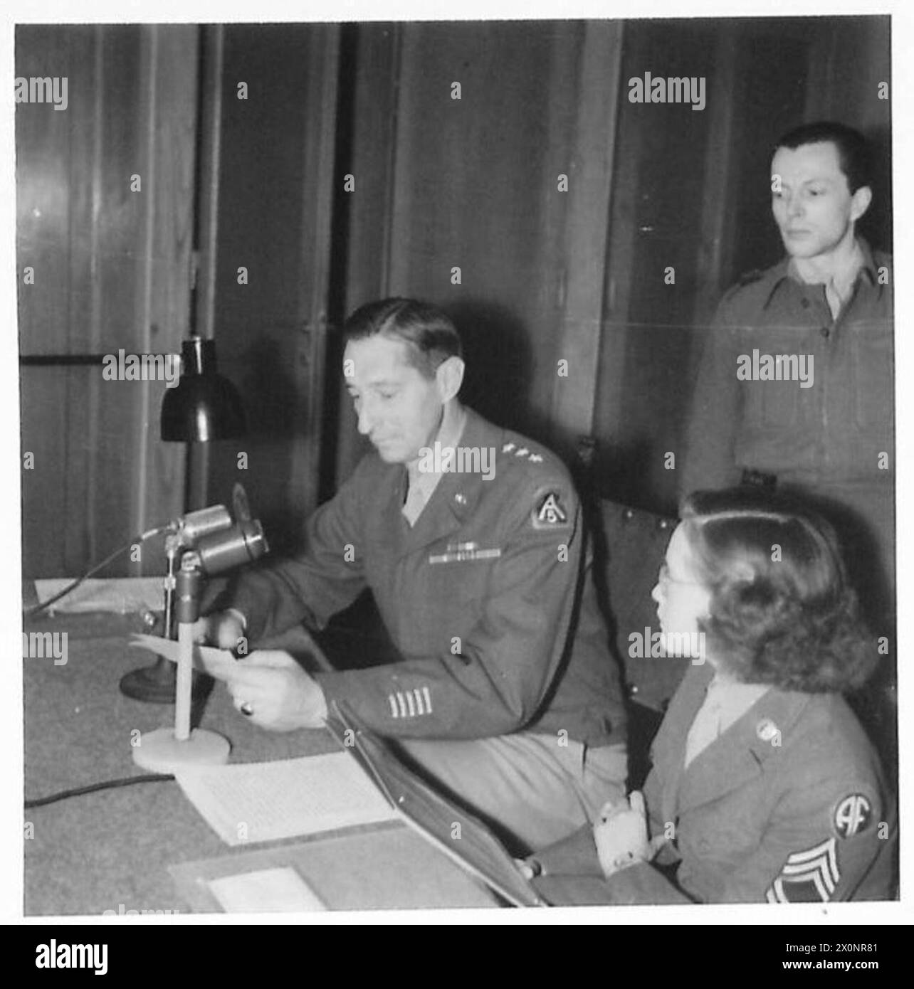 General Clark sendet von Rom aus an W.A.C. Mitglieder in Amerika. T/Sgt. Betty Jane O'Leary ist anwesend. Fotografisches negativ der britischen Armee. Stockfoto