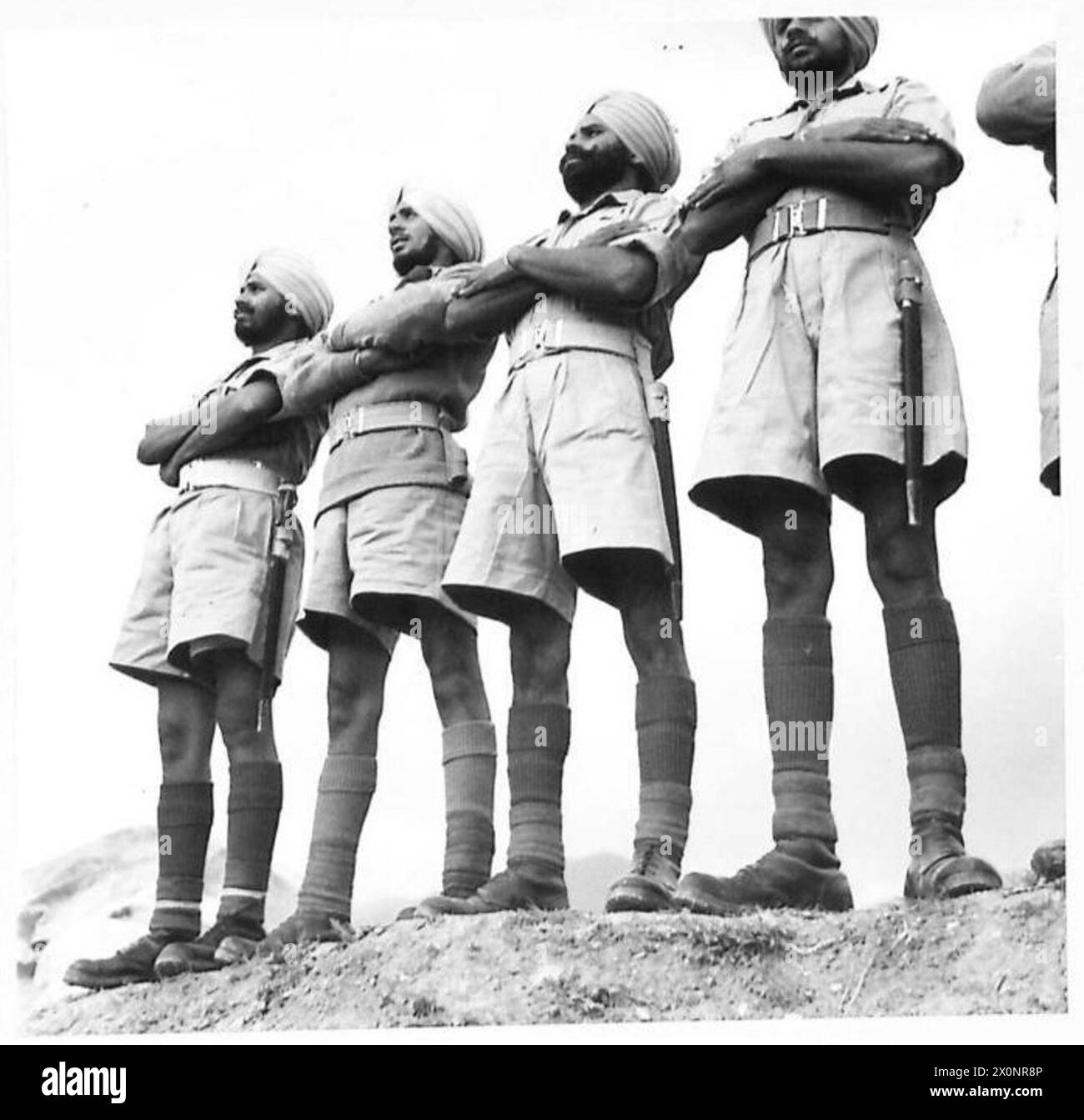 Indische Truppen, die in der 8. Armee dienen, werden von ihrem Korps-Kommandanten Brigadier E. Roe gelobt. Fotografisches negativ der britischen Armee. Stockfoto