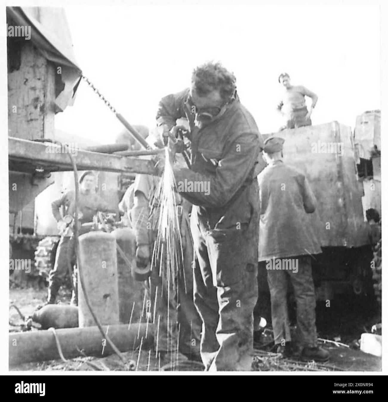 Der Handwerker H.A. Askew aus Lancashire arbeitet mit einem Acetylenschweißer zusammen, der die Ausrüstung für die Schlacht von Garigliano in Italien vorbereitet. Stockfoto