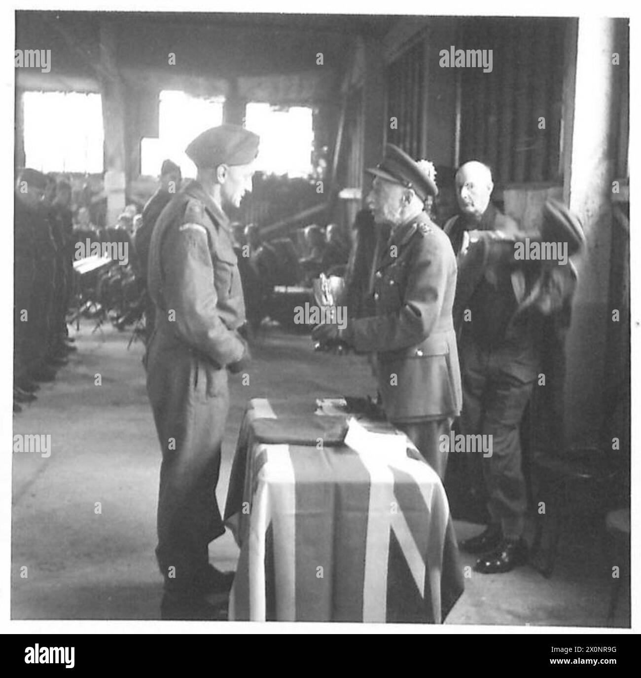 Das Foto zeigt den Erzbischof von York, Dr. Cyril F. Garbett, der einen Dienst für das 11. West Riding Battalion Home Guard in Tadcasters Old Chocolate Factory durchführt. Stockfoto