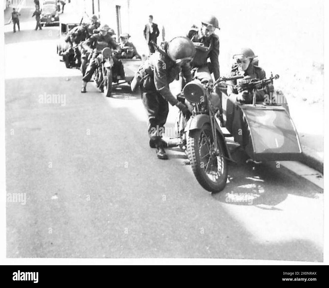 Ein Mitglied des Abbruchkommandos evakuiert Kinder aus einem gasverseuchten Gebiet während des Zivilschutzes. Stockfoto