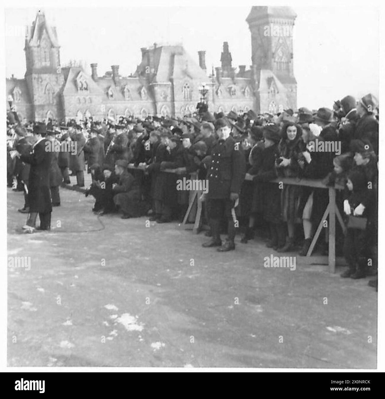 Die Menschenmassen versammeln sich, um Winston Churchill bei der Ankunft in den kanadischen Parlamentsgebäuden zu beobachten. Stockfoto