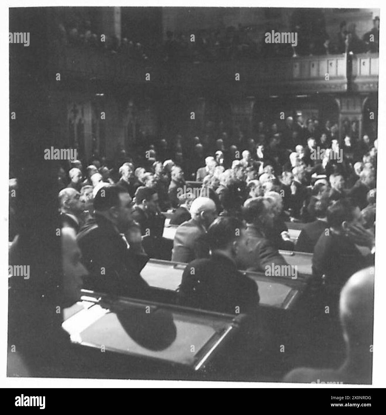 Fotografisches negativ, das Premierminister Winston Churchill während eines Besuchs in Kanada eine Rede auf dem Boden des kanadischen Unterhauses hält. Stockfoto