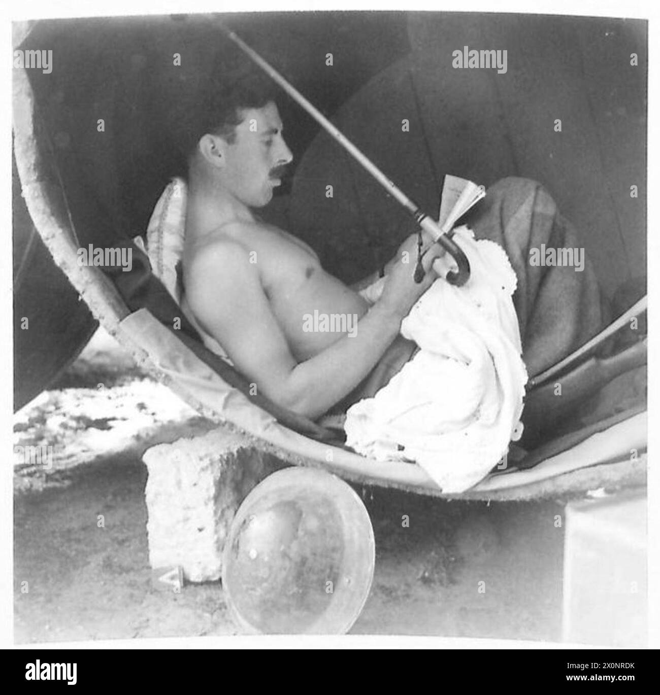 Zwei Soldaten der Achten Armee in Italien improvisieren Winterquartiere mit Vino-Fässern an der Termoli-Front bei starkem Regen. Stockfoto