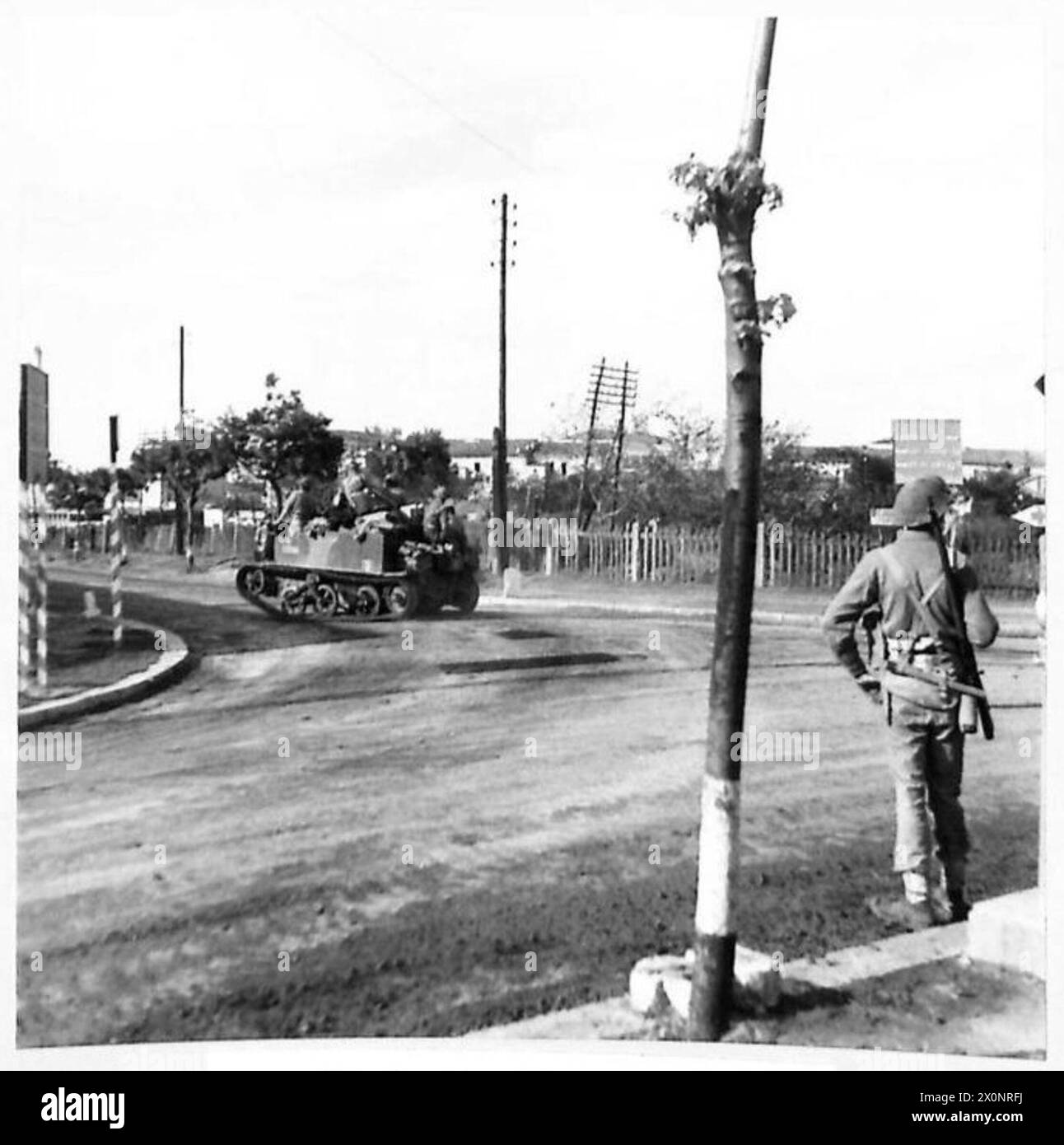 Die Straßenkreuzung Pescara-Termoli wird von britischen Truppen der achten Armee während Operationen an der Front gehalten, wobei Blutspender vor Ort tätig sind. Stockfoto