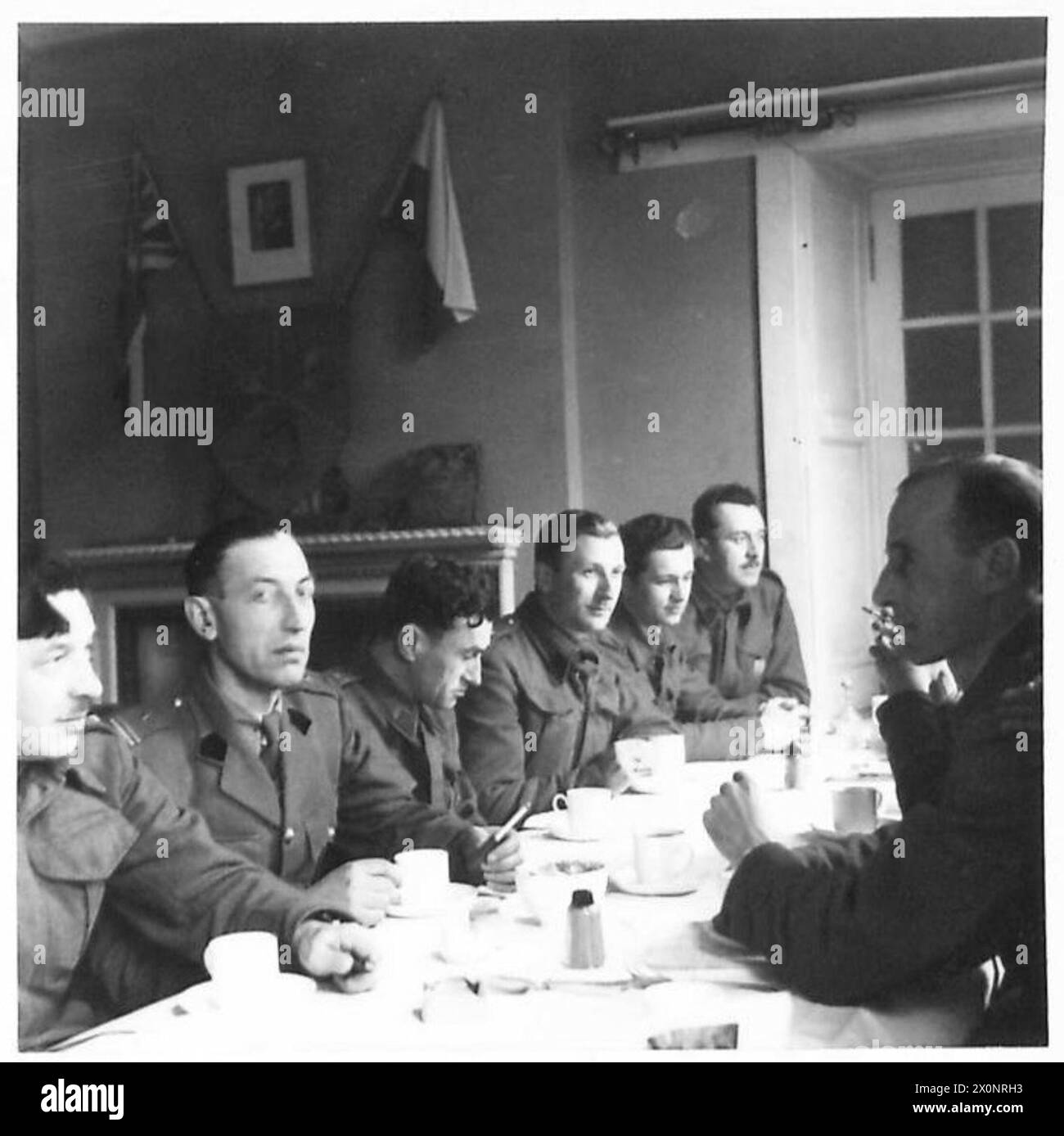 Offiziere der 1. Brigade, 1. Gewehrbrigade, 1. Polnisches Korps, essen zwischen 1940 und 1947 im Messsaal in Cupar, Schottland. Stockfoto