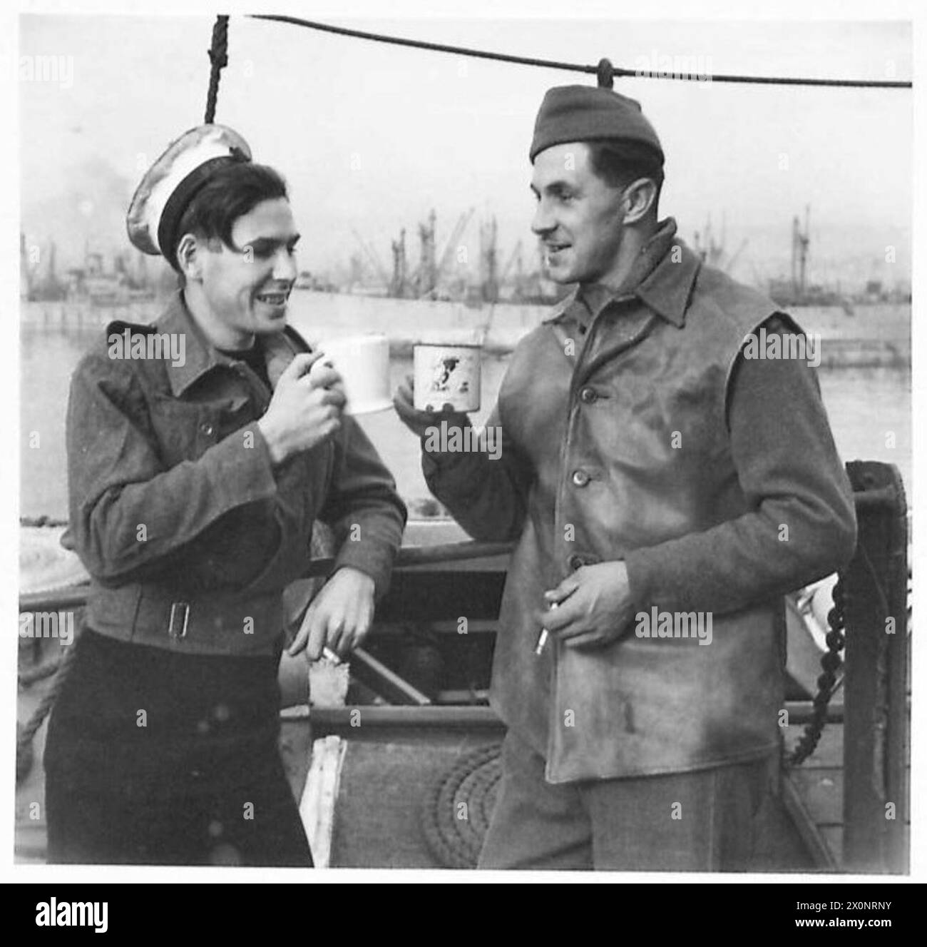 Ab J. McArthur und Guardsman G. Edmonson besprechen ihren neuen Einsatz in Vorbereitung auf eine alliierte Landung, Fünfte Armee, Italien, britische Armee. Stockfoto