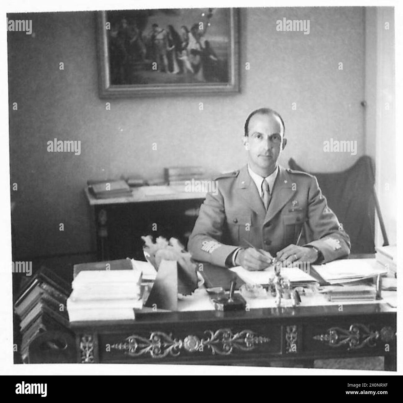 Prinz Umberto von Italien sitzt an seinem Schreibtisch in seinem Arbeitszimmer. Stockfoto