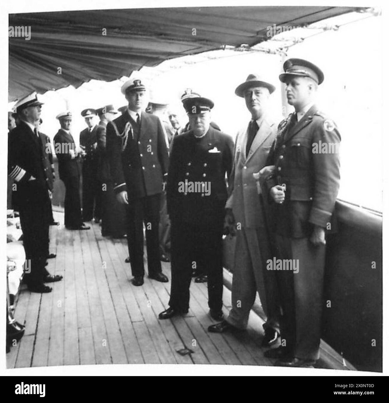 Präsident Franklin D. Roosevelt trifft den Premierminister an Bord des U.S. Cruiser Augusta, begleitet von Captain Elliott Roosevelt, seinem Sohn. Stockfoto