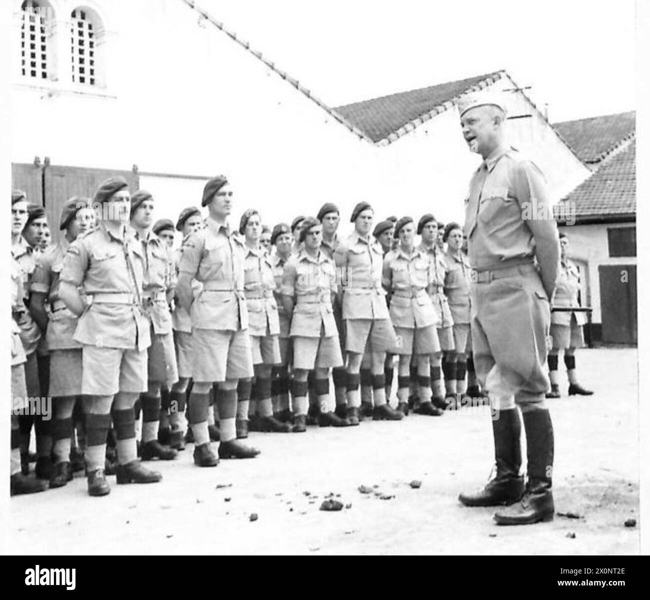 GENERAL EISENHOWER BESUCHT BRITISCHE FALLSCHIRMJÄGER - General Eisenhower während seiner Ansprache an die Fallschirmjäger, in der er ihnen für ihre Dienste in den frühen Phasen des Feldzugs dankte. Fotografisches negativ, britische Armee Stockfoto