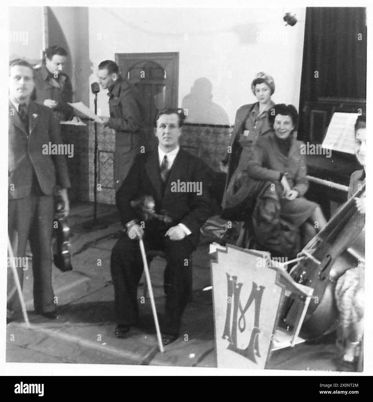 Eine Gruppe von E.N.S.A.-Musikern probt in Nordafrika für Auftritte. Stockfoto