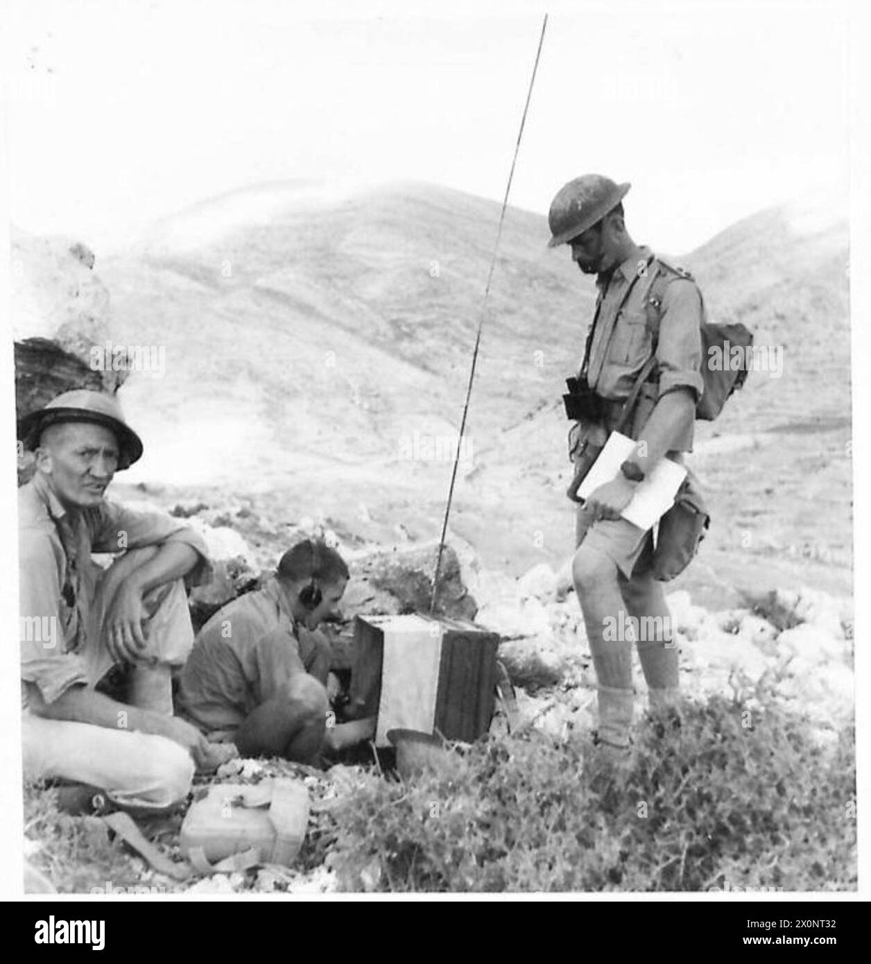 Soldaten kommen mit Lastwagen an einem Ort am Meer an, um im Meer zu schwimmen. Die Szene zeigt das Militär, das sich nach Wüstenoperationen entspannt. Fotografische Aufzeichnungen stammen von der britischen Armee. Stockfoto