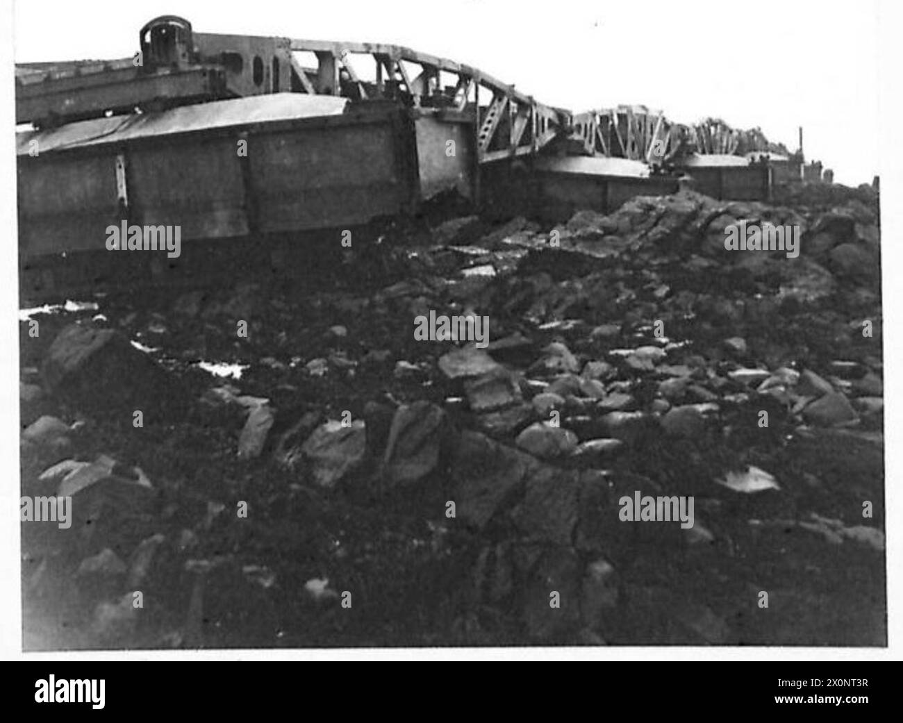 SONDERAUFTRAG D.T.N. - Serie von Bildern der Pontonbrücke, die beim Schleppen vom Schlepper gerissen wurde. Es endete auf den Felsen in Garlieston. Fotos zeigen die Schäden an den Beadles usw. Fotografisches negativ, britische Armee Stockfoto