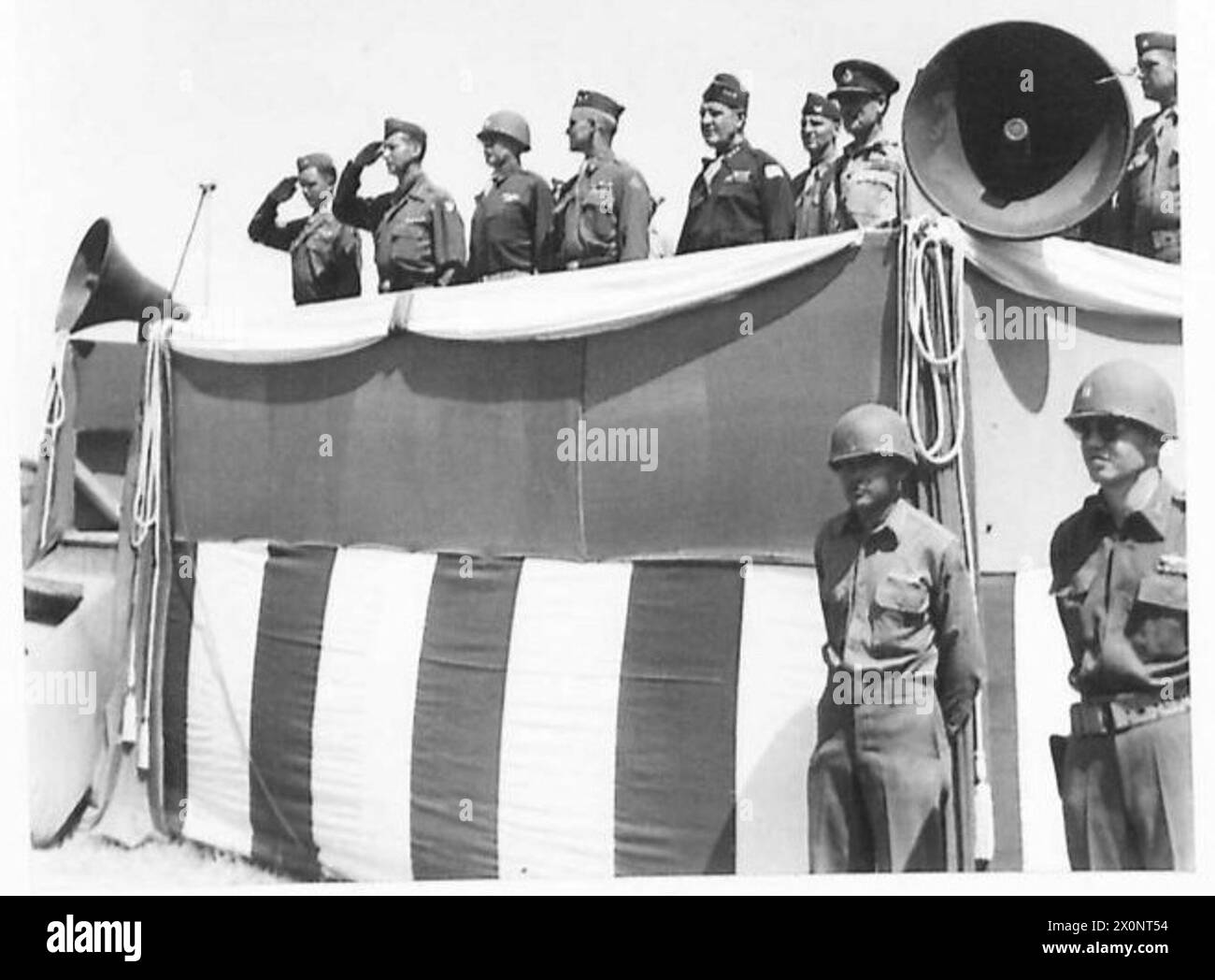 General Clark überreicht die Ehrenmedaille mit Sgt. Johnson neben ihm, während das 363. Regiment vorbeizieht. Generäle Keyes, Livesay, Williamson und Lieut. General Sir John Harding nimmt an der Zeremonie Teil. Fotografisches negativ von der britischen Armee. Stockfoto