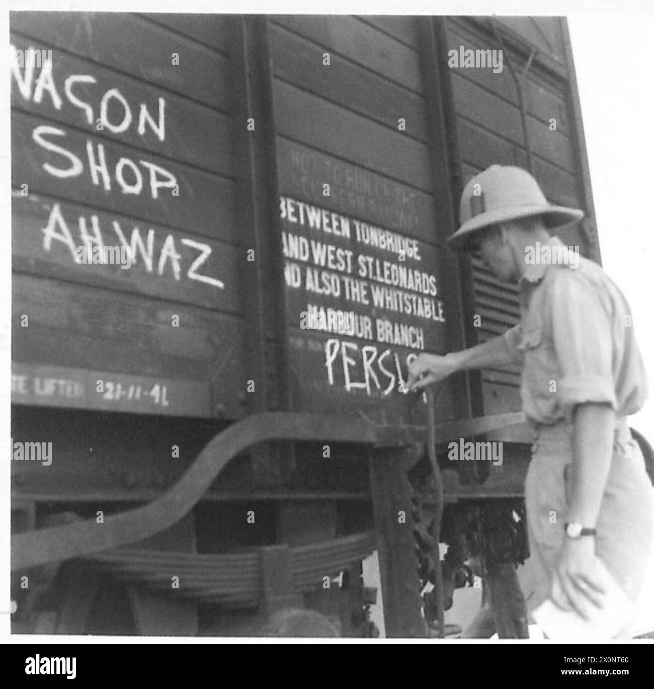 Ein französischer Kastenwagen, der früher auf der Trans-Channel-Fähre eingesetzt wurde, wird im Hafen von Badnar Shahpor von einem Militäreisenbeamten als Teil der alliierten Hilfe für Russland nach Persien gefahren. Fotografisches negativ der britischen Armee. Stockfoto