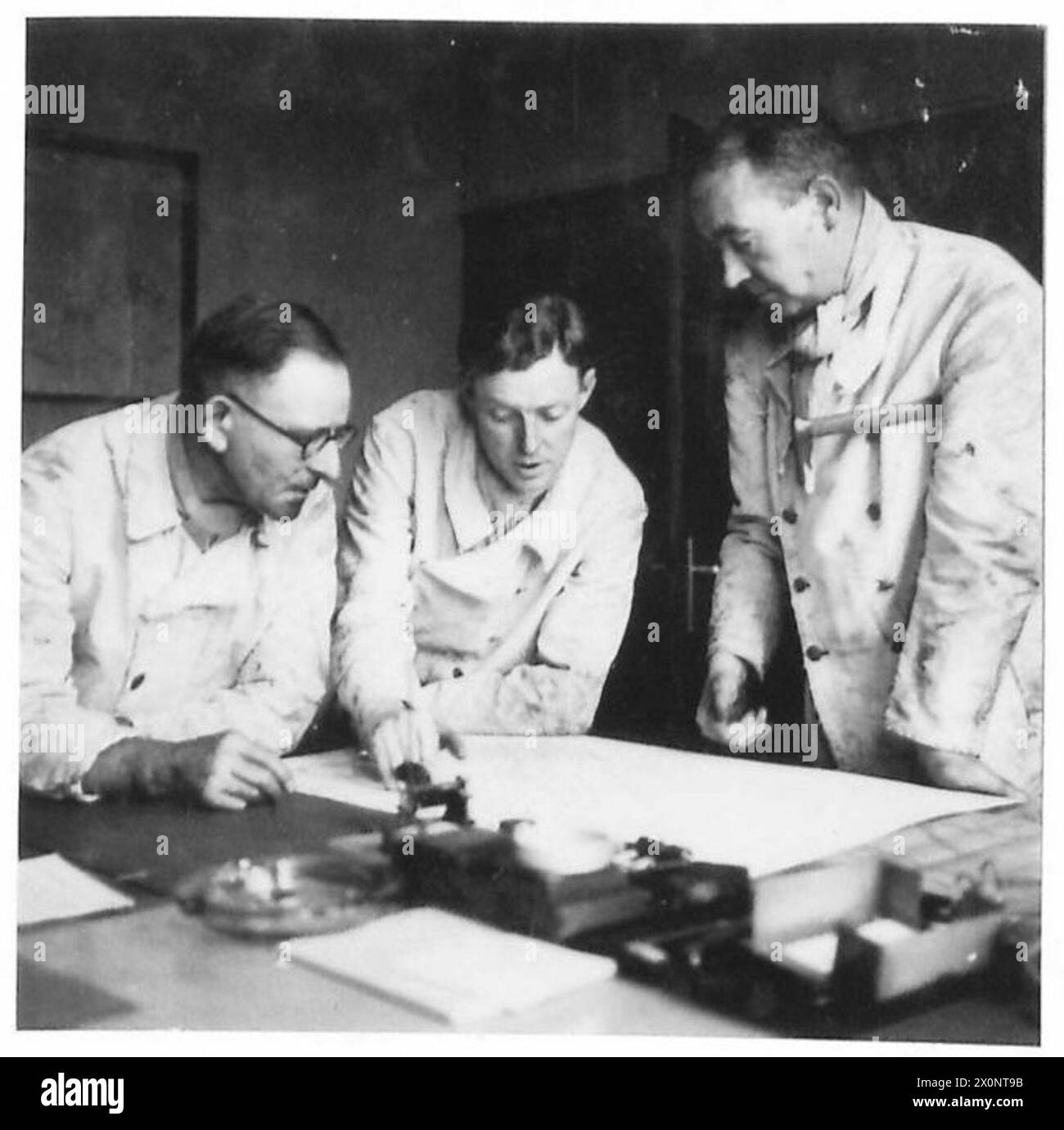 Beamte, darunter Herr G L Williams und Major Salmon Auguste Necke, besuchen das Kohlebergwerk Auguste Victoria unter norddeutscher Kohlekontrolle während der Operationen der britischen Rheinarmee. Stockfoto