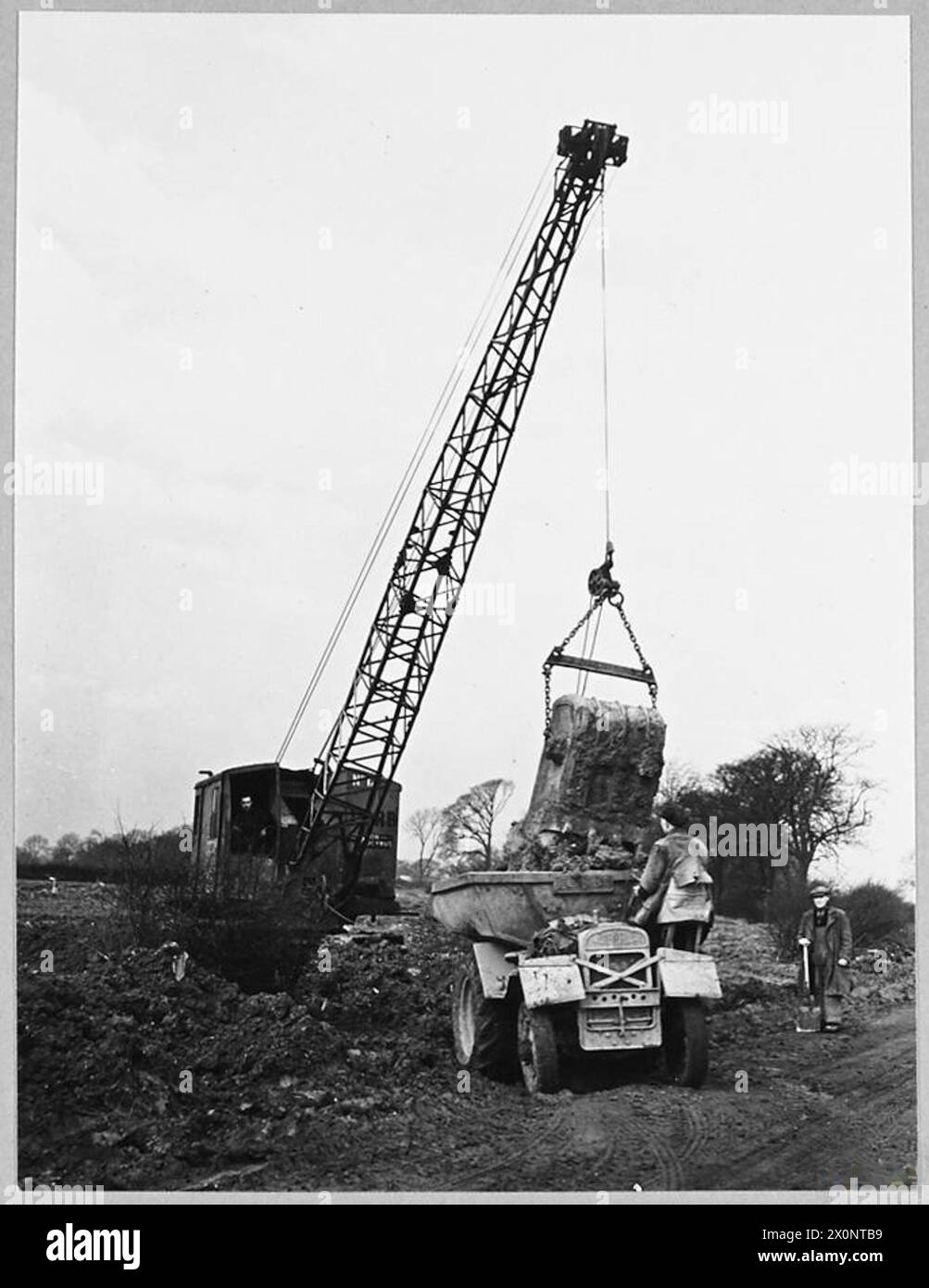 Ruston Bucyrus Bagger Nr. 19 RB, der Erde in einen Kipper während der Bauarbeiten auf einem Flugplatz in den Midlands verladen hat, 1943. Stockfoto