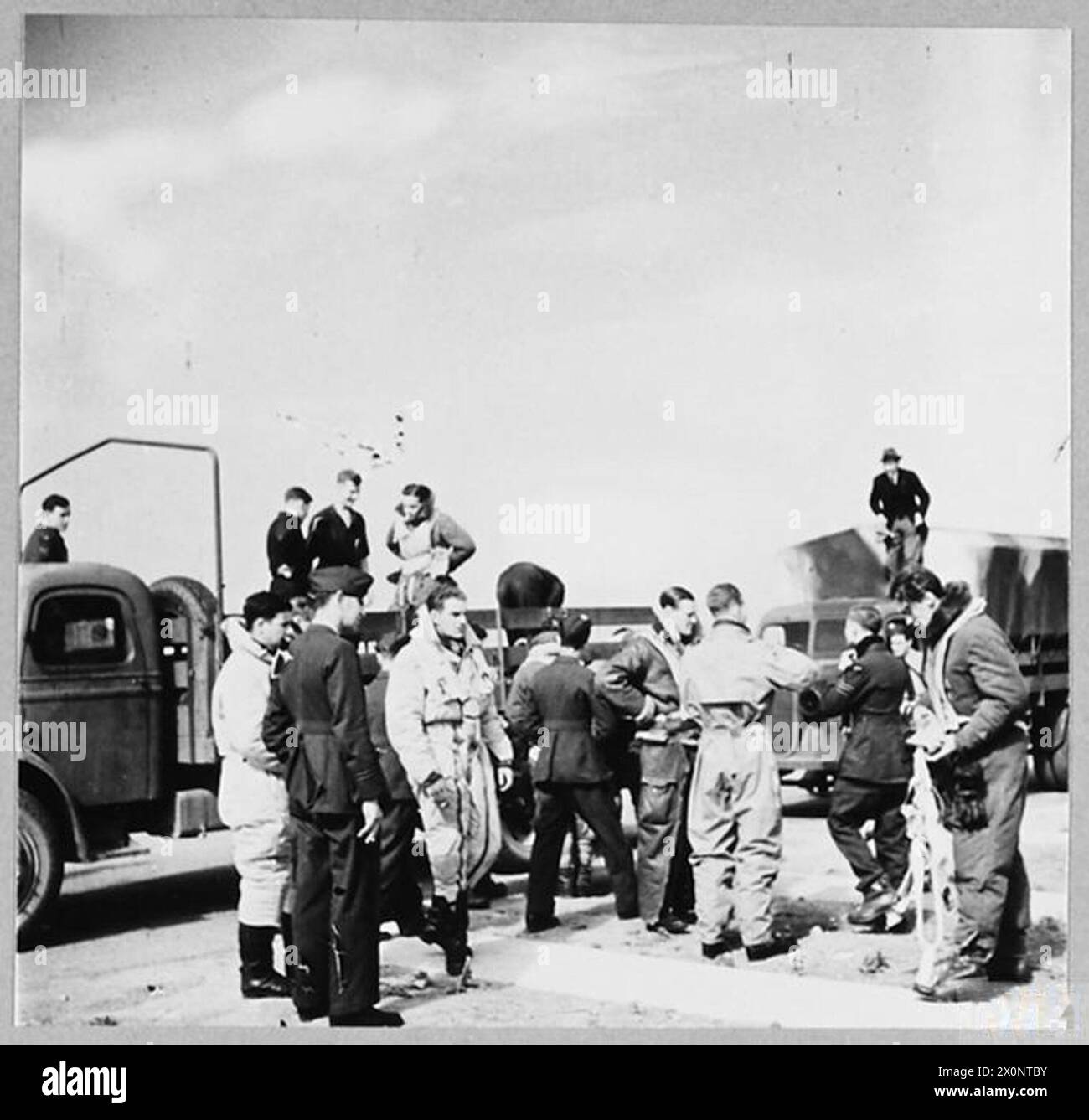 Fotografisches negativ, das ein Flugzeug der Royal Air Force darstellt und dessen Struktur und historische Nutzung während des Zweiten Weltkriegs hervorhebt Stockfoto