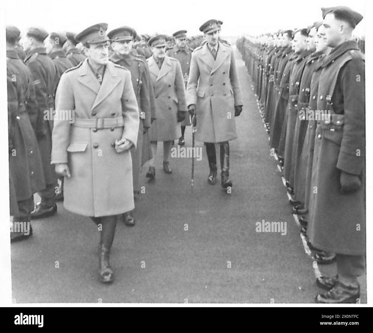 Der Oberbefehlshaber inspiziert Soldaten eines Neufundland-Regiments, die während einer offiziellen Überprüfung durch die britische Armee auf einer Parade stehen. Stockfoto