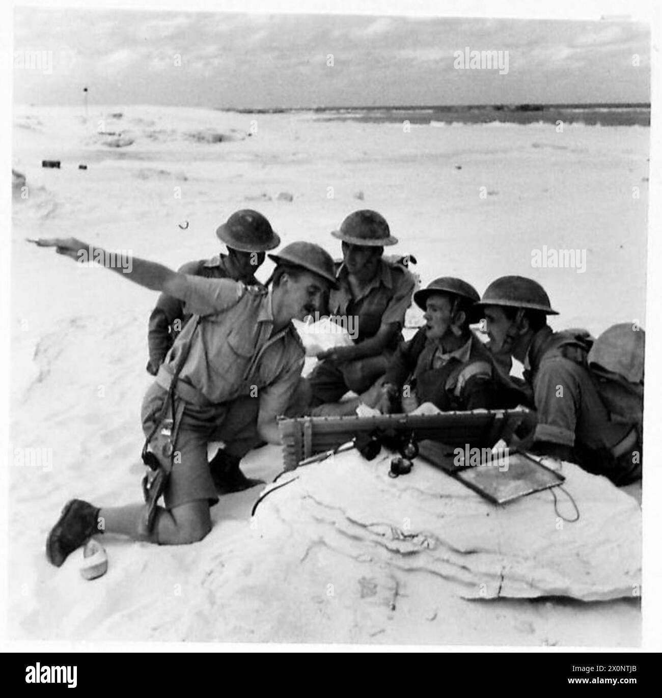 Soldaten der britischen Armee werden gezeigt, wie sie während des Trainings Anweisungen zum Kartenlesen, Messen und Kompass erhalten. Stockfoto