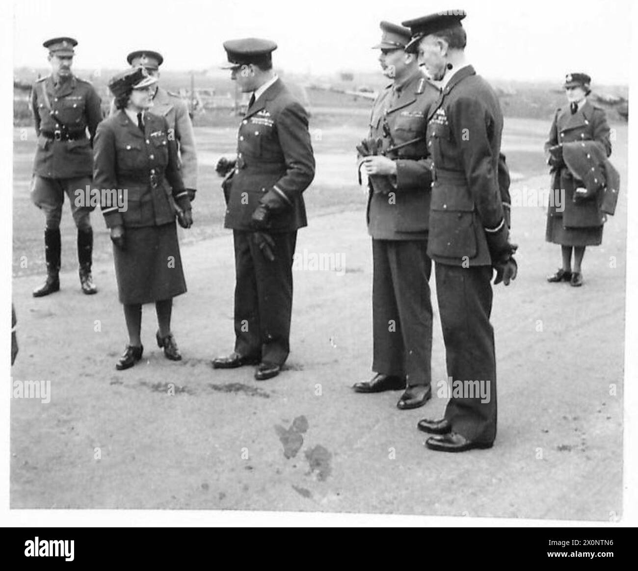 Der Duke und die Herzogin von Gloucester kommen während des Zweiten Weltkriegs in Nordirland an. Die Herzogin führt Gespräche mit einem Offizier der Luftwaffe, was die Beteiligung der königlichen Familie an militärischen Angelegenheiten widerspiegelt. Fotografisches negativ, britische Armee. Stockfoto