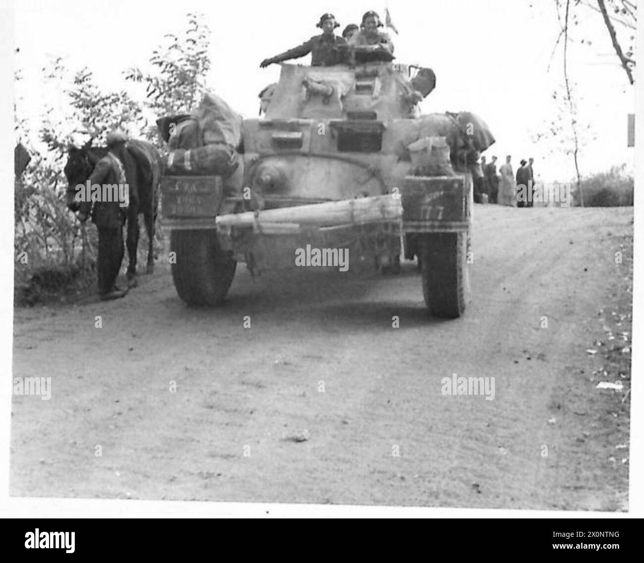 ITALIEN: ACHTE ARMYRIVER SANGRO-SCHLACHT - die neuseeländische Division Kavallerie, das Äquivalent einer Aufklärungseinheit, bewegt sich in ihren schweren gepanzerten Autos auf die Sangri-Positionen. Fotografisches negativ, britische Armee Stockfoto